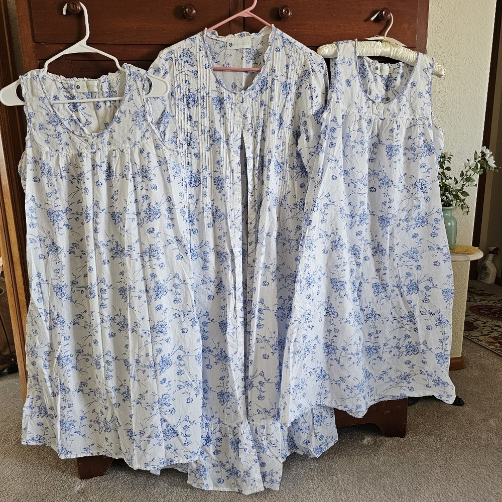 Ella Simone Floral Blue and White Sleeveless Nigjtgown And Robe Size Small